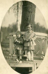 Сергей и Андрей Тутуновы (1930 г. Станция "Марк" под Москвой)