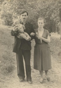 С А Тутунов и Е В Тутунова с сыном Андреем (1956 год, Никольское - Гагарино)    